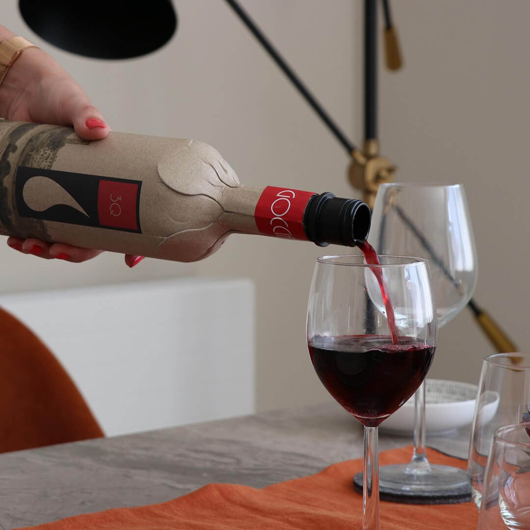 VIDÉO - Emballages : plus légère et plus écologique, cette nouvelle  bouteille de vin cartonne